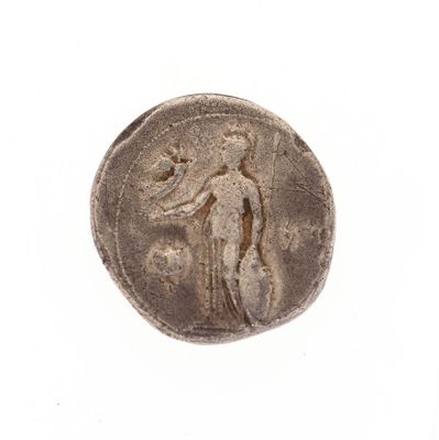 gros plan d'une pièce de monnaie sur laquelle figure une femme