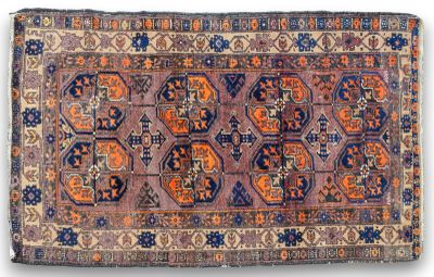 un vieux tapis aux couleurs et aux motifs variés