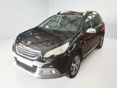 La petite voiture noire est garée dans une pièce blanche.