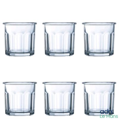 un lot de six verres à shot empilés les uns sur les autres
