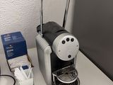 une cafetière posée sur une table à côté d'une boîte de mouchoirs