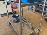 un chariot métallique sur lequel se trouve un plateau bleu, dans un garage