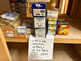 une affiche posée sur une étagère dans une pièce où se trouvent des cartons de nourriture