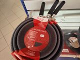 une pile de casseroles posées sur une table