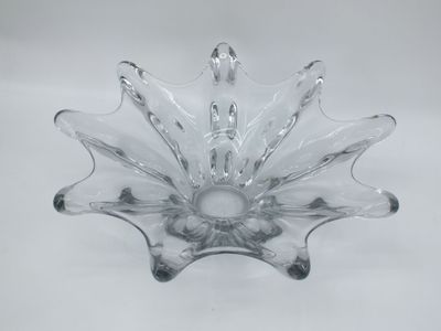 bol en verre transparent orné d'un motif floral au fond