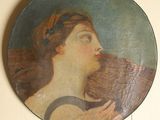 un tableau représentant une femme tenant un chat, accroché au mur