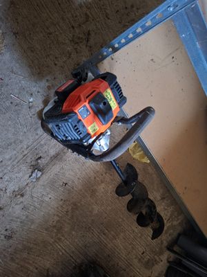 une tronçonneuse fixée au mur d'une pièce
