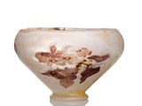 un bol blanc orné d'un motif marron et blanc