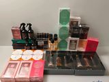 le contenu d'une box beauté est présenté sur une table