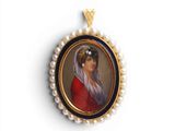 portrait d'une femme en robe rouge, portant un voile blanc et un collier de perles