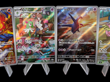 Quatre cartes Pokémon différentes sont représentées en ligne sur un fond noir.