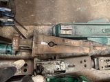 de nombreux outils posés sur une table