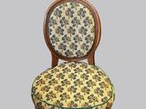une image d'une chaise dont l'assise est recouverte d'un rembourrage floral