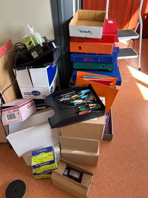 lot de fournitures , classeurs , casiers etc….