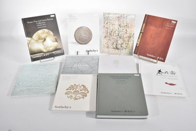 de nombreux livres posés sur une table blanche