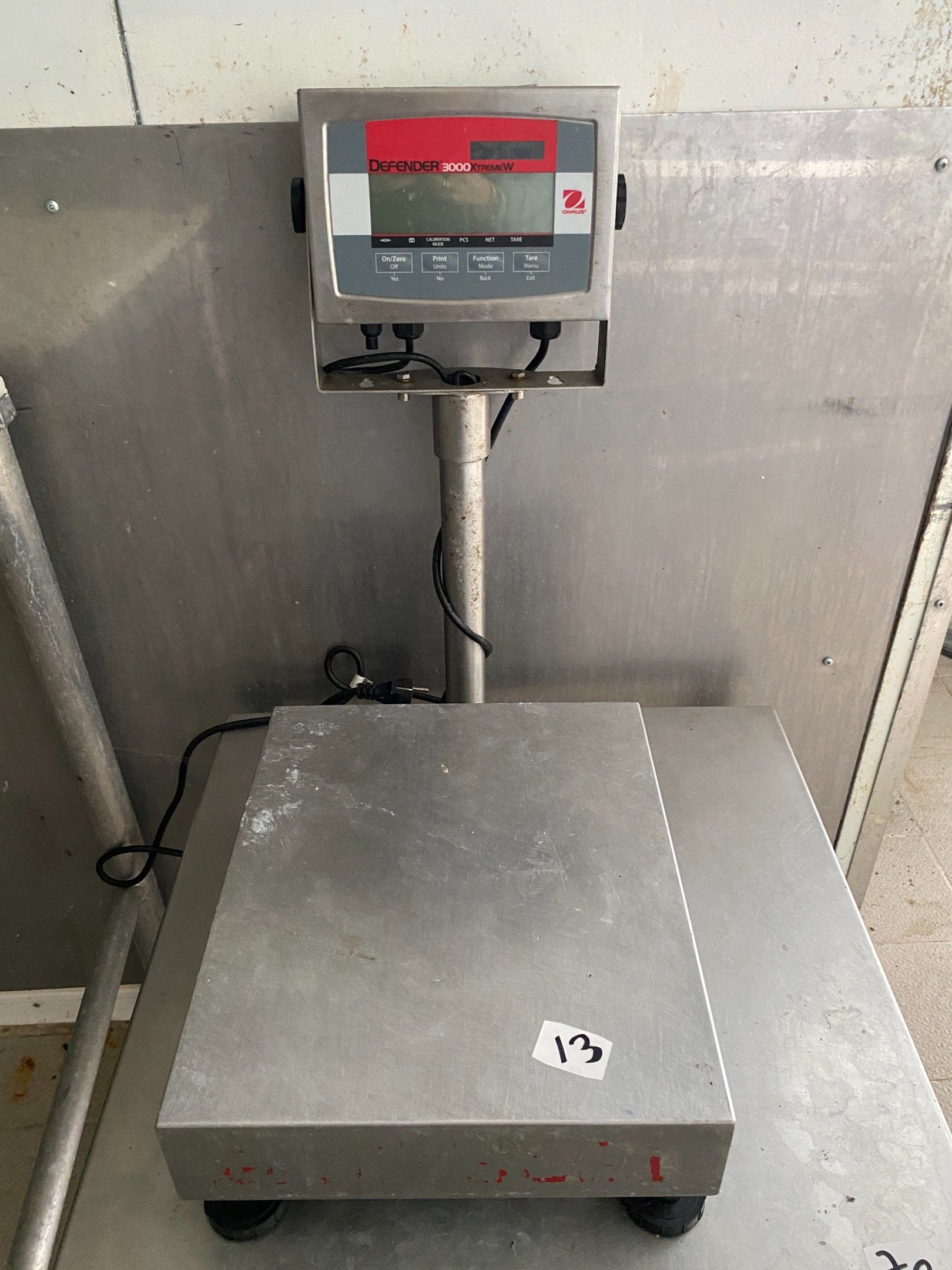 Une balance électronique OHAUS Defender 3000
