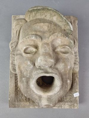 une image représentant une sculpture du visage d'un homme, la bouche ouverte