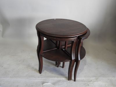 une petite table surmontée de deux étagères