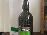une bouteille de vin posée sur une table à côté d'une bouteille de vin