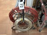 un vélo posé par terre à côté d'un tas de fils
