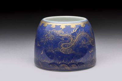 une image représentant un vase bleu orné d'un dragon doré