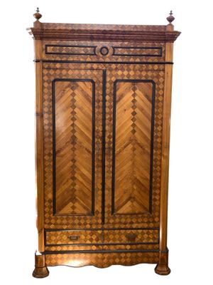 Armoire en noyer et marqueterie de bois fruitiers à décor de…