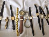 tout un tas de montres posées sur un lit