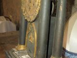 une horloge posée sur une table dans une pièce
