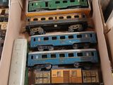 une boîte remplie de petits trains posée sur une table