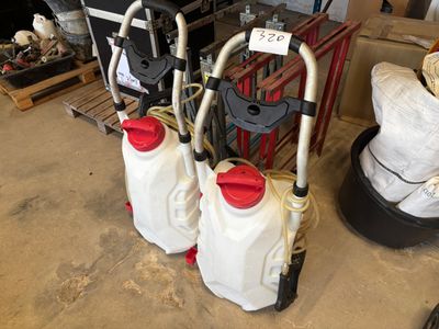 trois sacs d'eau posés sur un chariot dans un entrepôt