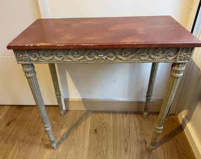 une photo d'une petite table avec un plateau en bois posée sur un parquet en bois massif