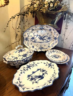 une table sur laquelle se trouvent plusieurs assiettes et bols