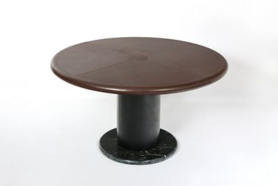 une image d'une table ronde avec un plateau en bois
