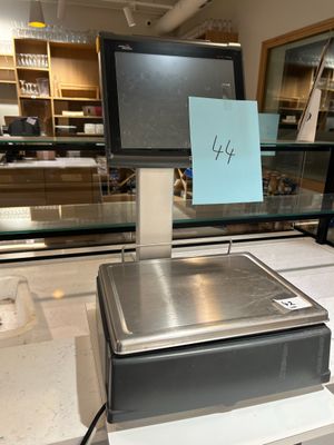 une photo d'une balance posée sur le comptoir d'un magasin
