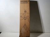 une boîte en carton sur laquelle est dessiné un oiseau