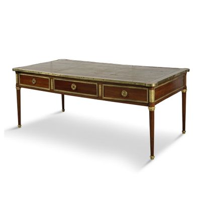 une photo d'une table basse à deux tiroirs avec un plateau en marbre