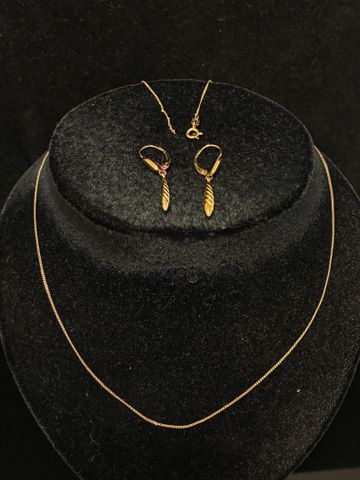 Paire de pendants d’oreilles et chaine de cou (accidentée) en or ...