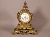 une horloge en or posée sur une table