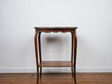 une petite table en bois surmontée d'une étagère