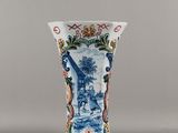 un vase bleu et blanc sur lequel est représenté un homme dans un bateau