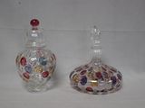 deux vases placés l'un à côté de l'autre sur une table