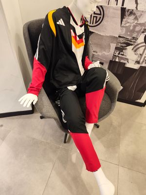 un mannequin assis sur une chaise devant un mur