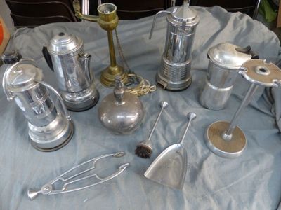 de nombreux objets en argent posés sur une table recouverte d'une nappe bleue