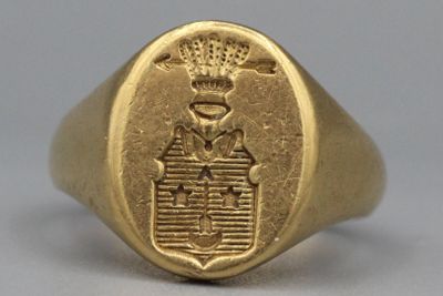 une image représentant une chevalière en or ornée d'un blason et d'une couronne