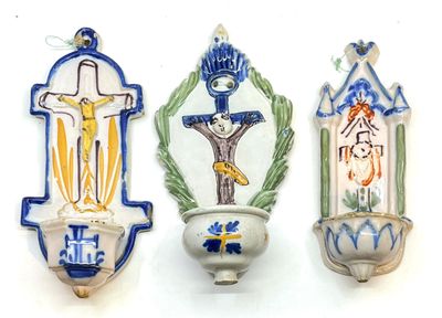 trois décorations murales en céramique représentant des symboles religieux sur un fond blanc