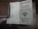 un vieux livre posé sur une table en bois