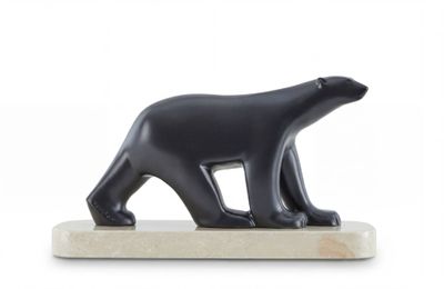 statue d'un ours noir posée sur un socle en marbre, sur fond blanc