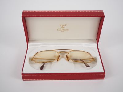 an image of a pair of glasses in a red box