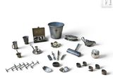 de nombreux objets métalliques de toutes sortes sur la table