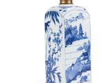 bouteille en porcelaine bleue et blanche ornée d'un paysage